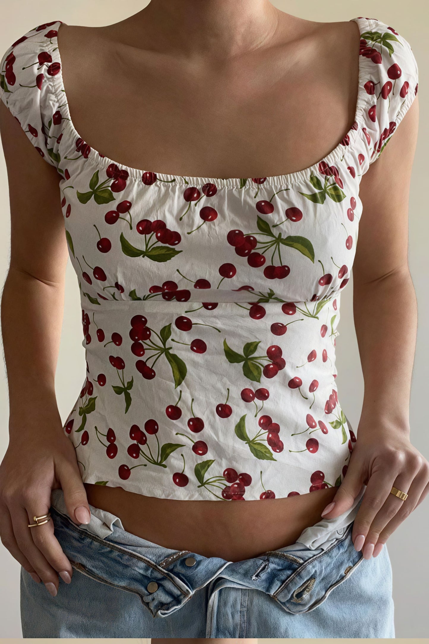 Blusa corta con cuello en U, manga con volantes y lazo en la espalda