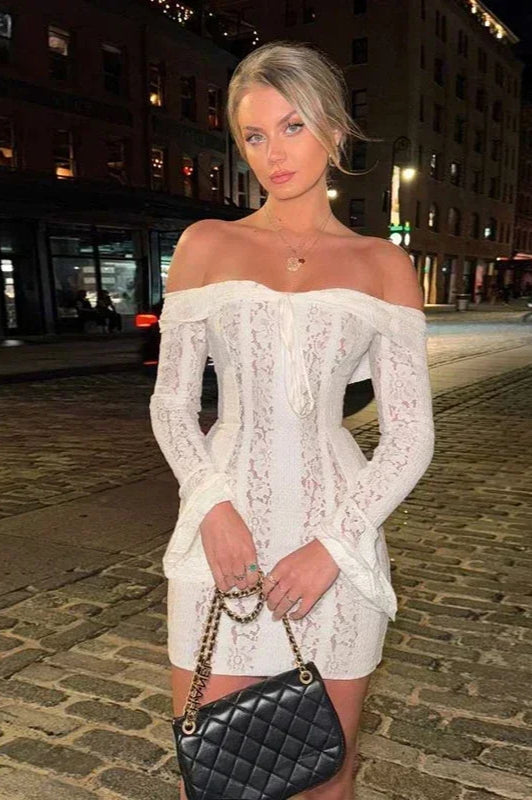 Vestido Boho de Encaje Ajustado con Hombros Descubiertos