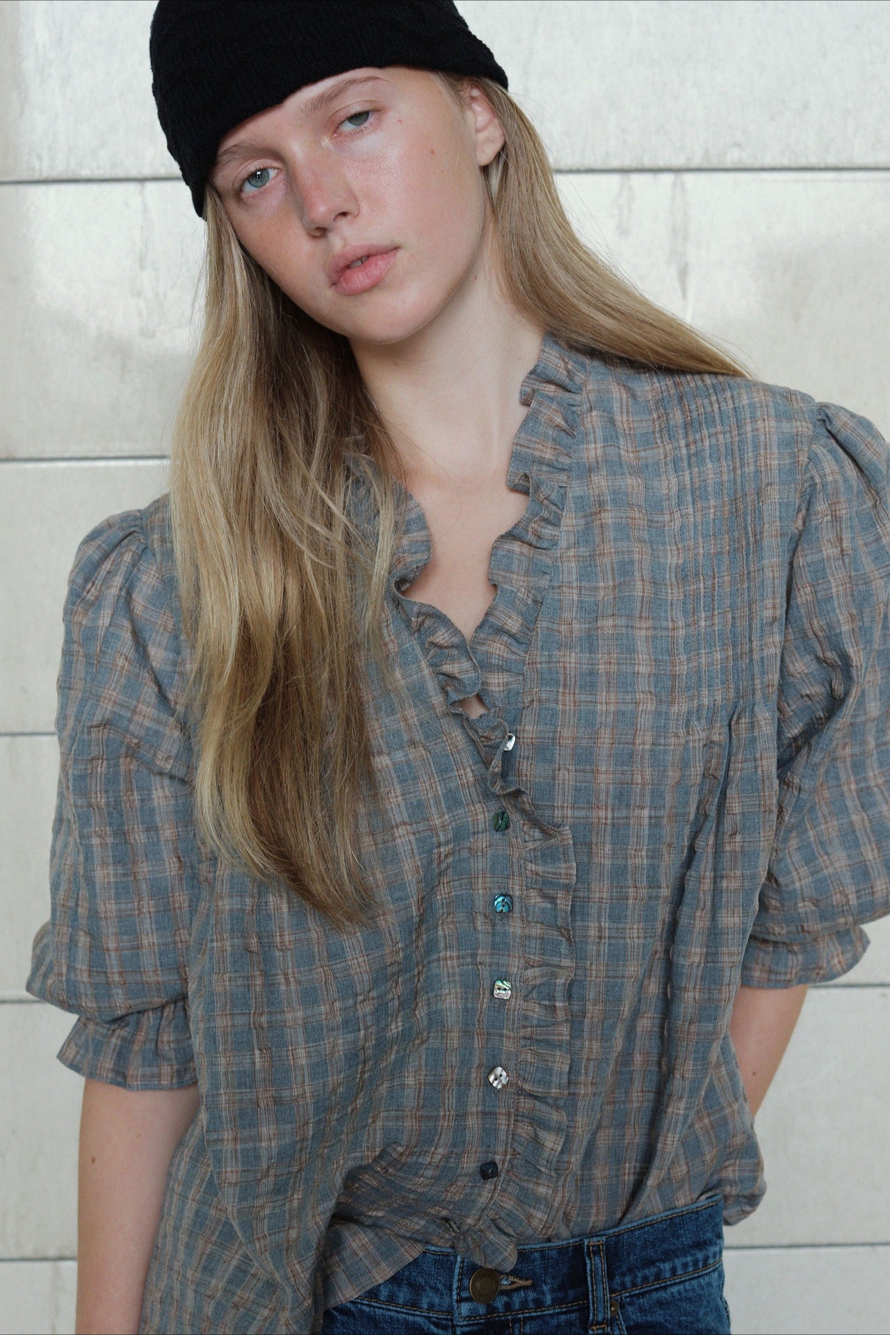 Blusa informal de manga larga a cuadros con volantes