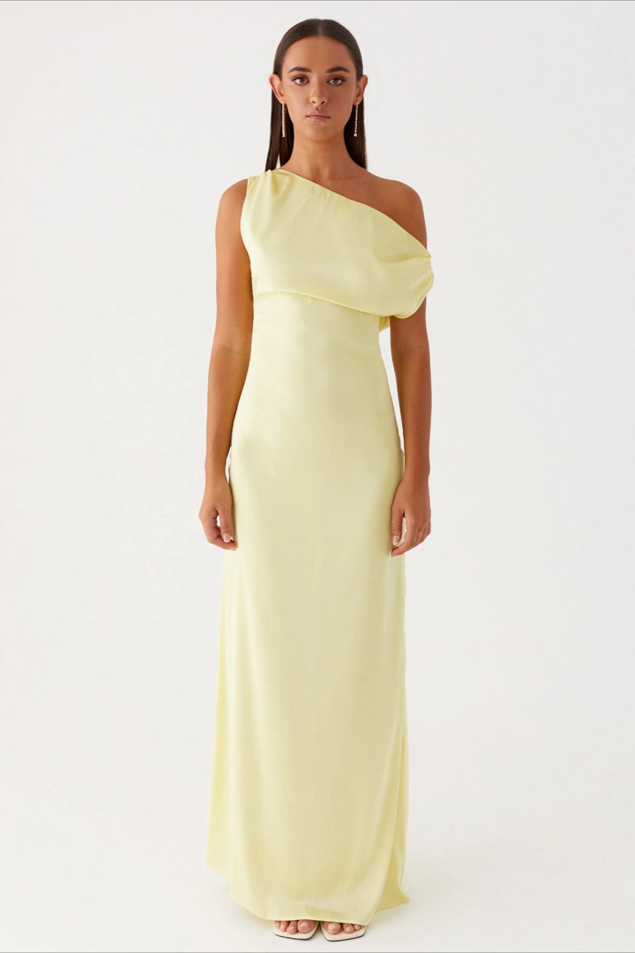 Vestido formal de cuello asimétrico liso