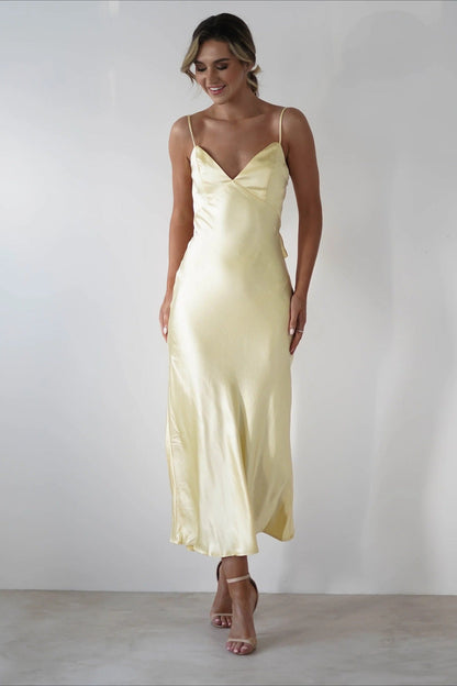 Vestido de fiesta sin espalda con lazo de satén