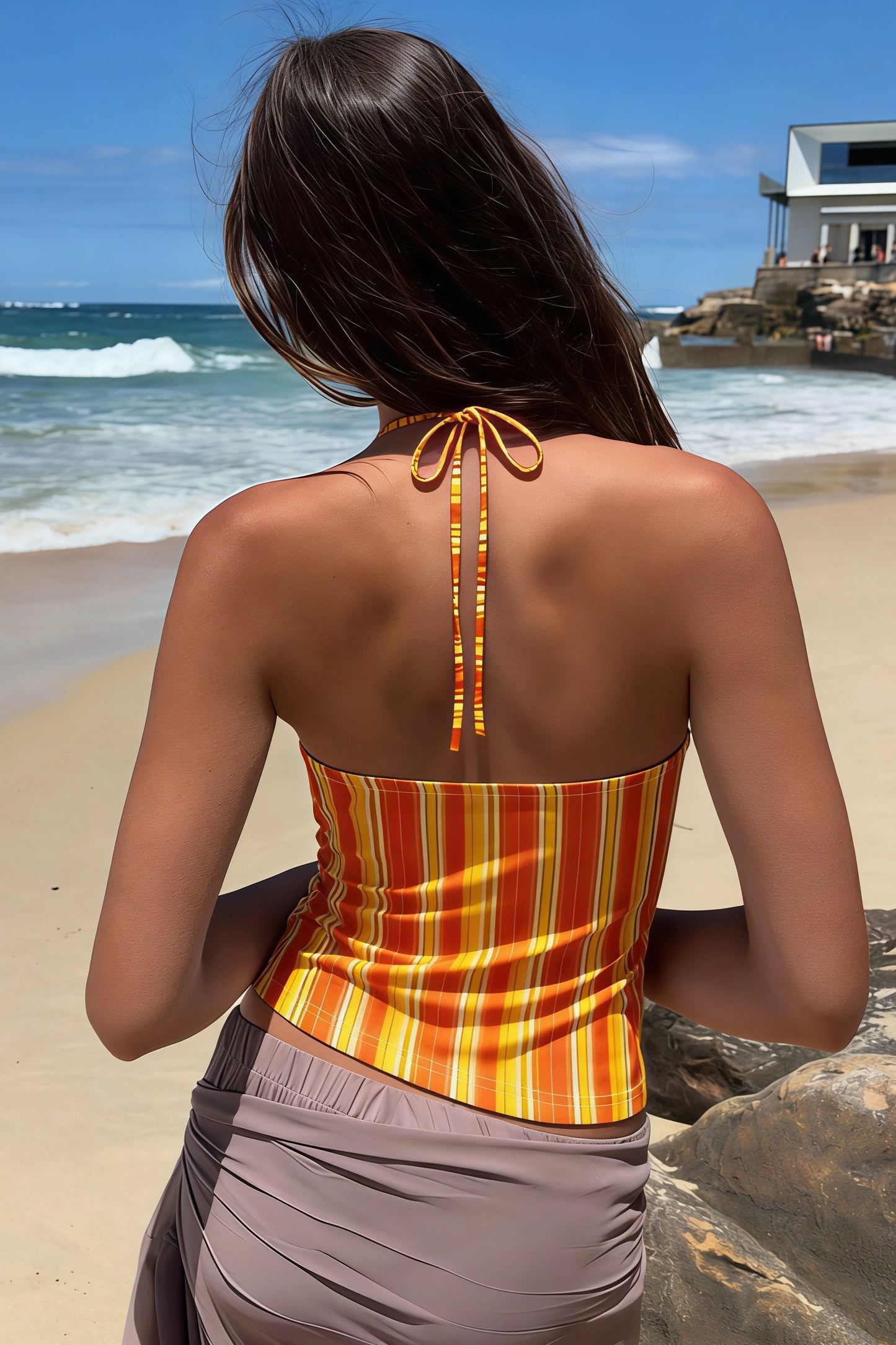 Top halter con rayas naranjas y encaje.