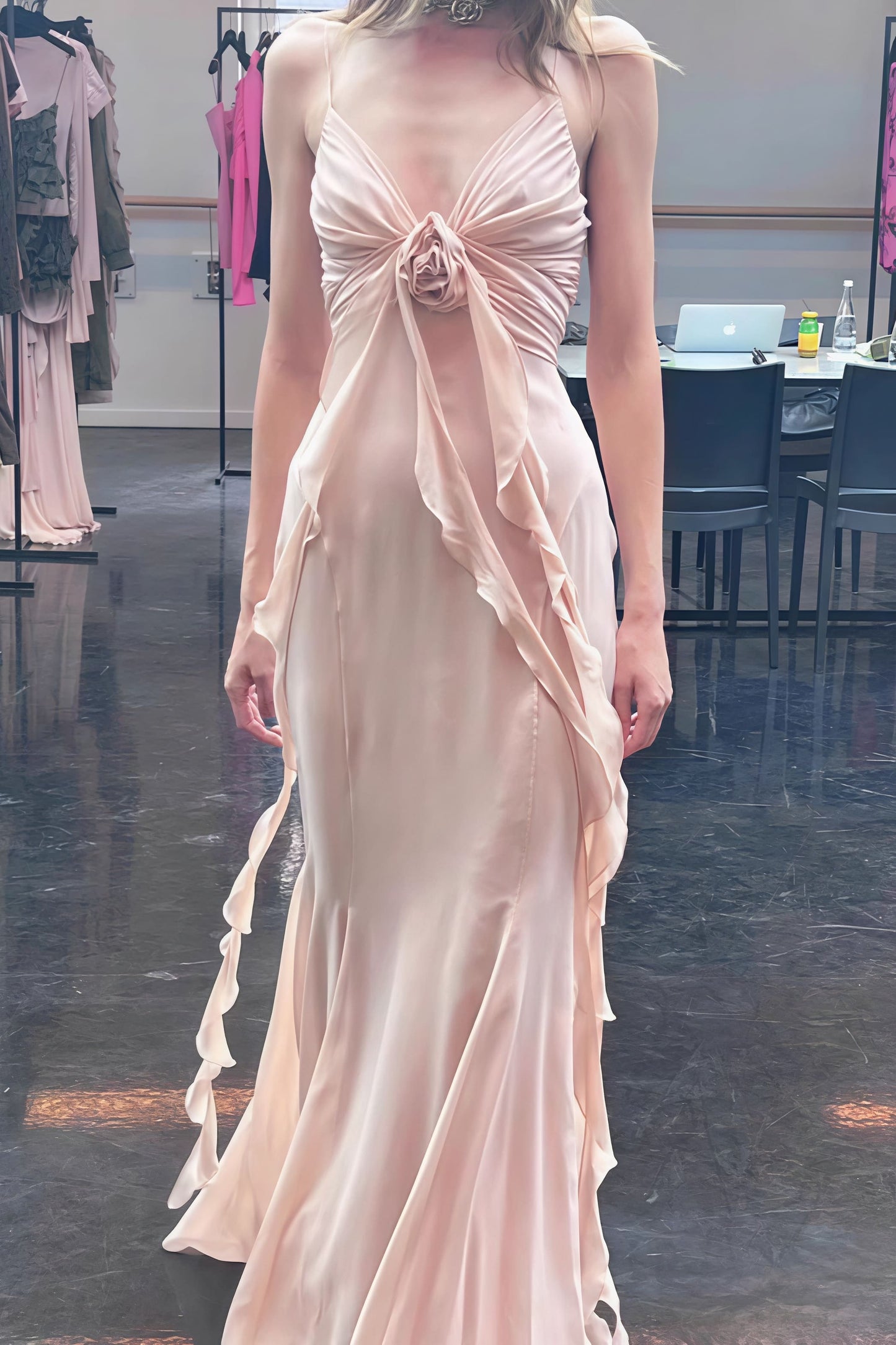 Vestido maxi sin espalda con tirantes finos y rosas 3D