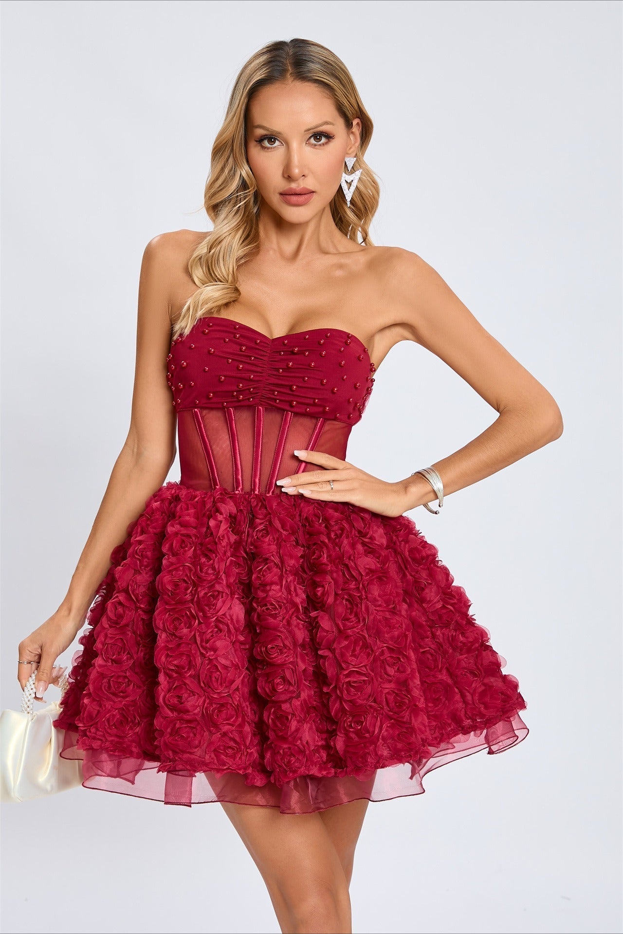 Vestido de fiesta sin tirantes con cuentas y mangas abullonadas