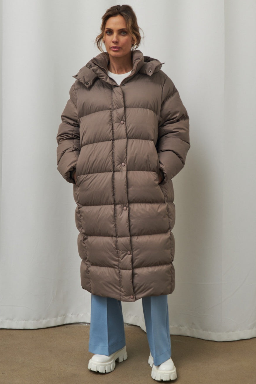 Chaqueta plumas extralarga con capucha