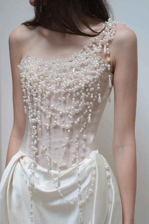 Vestido de fiesta de satén sin tirantes con perlas pesadas