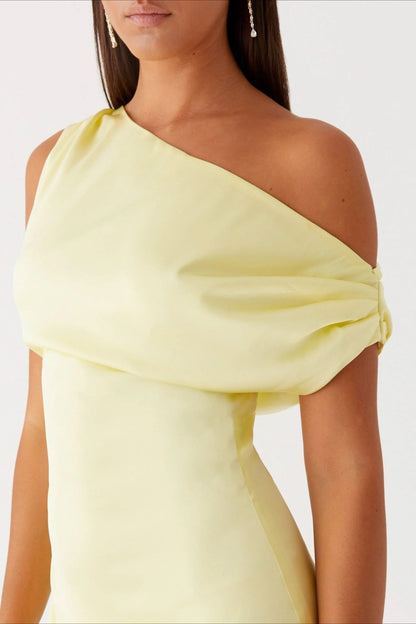 Vestido formal de cuello asimétrico liso