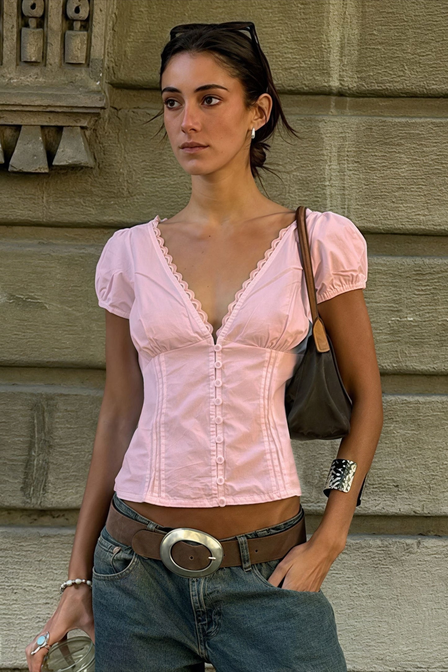 Blusa de encaje con retales, cuello de pico y mangas abullonadas