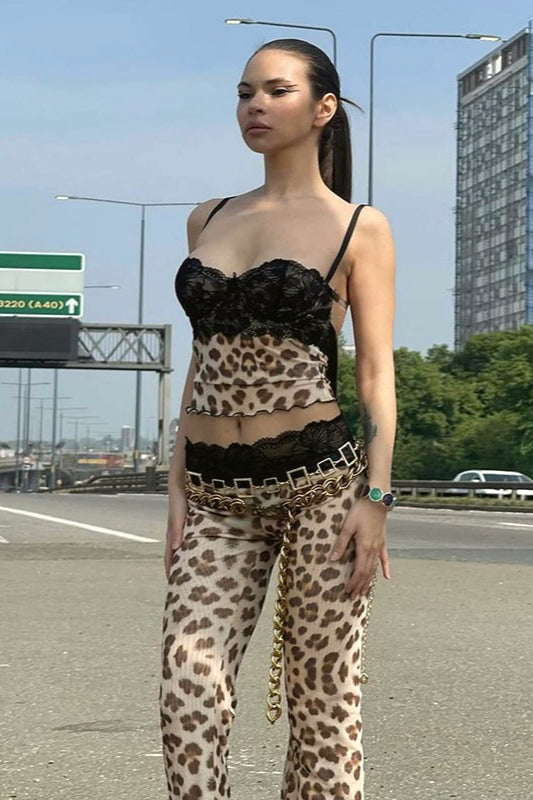 Conjunto de dos piezas de top corto con encaje estampado de leopardo y pantalones de talle bajo
