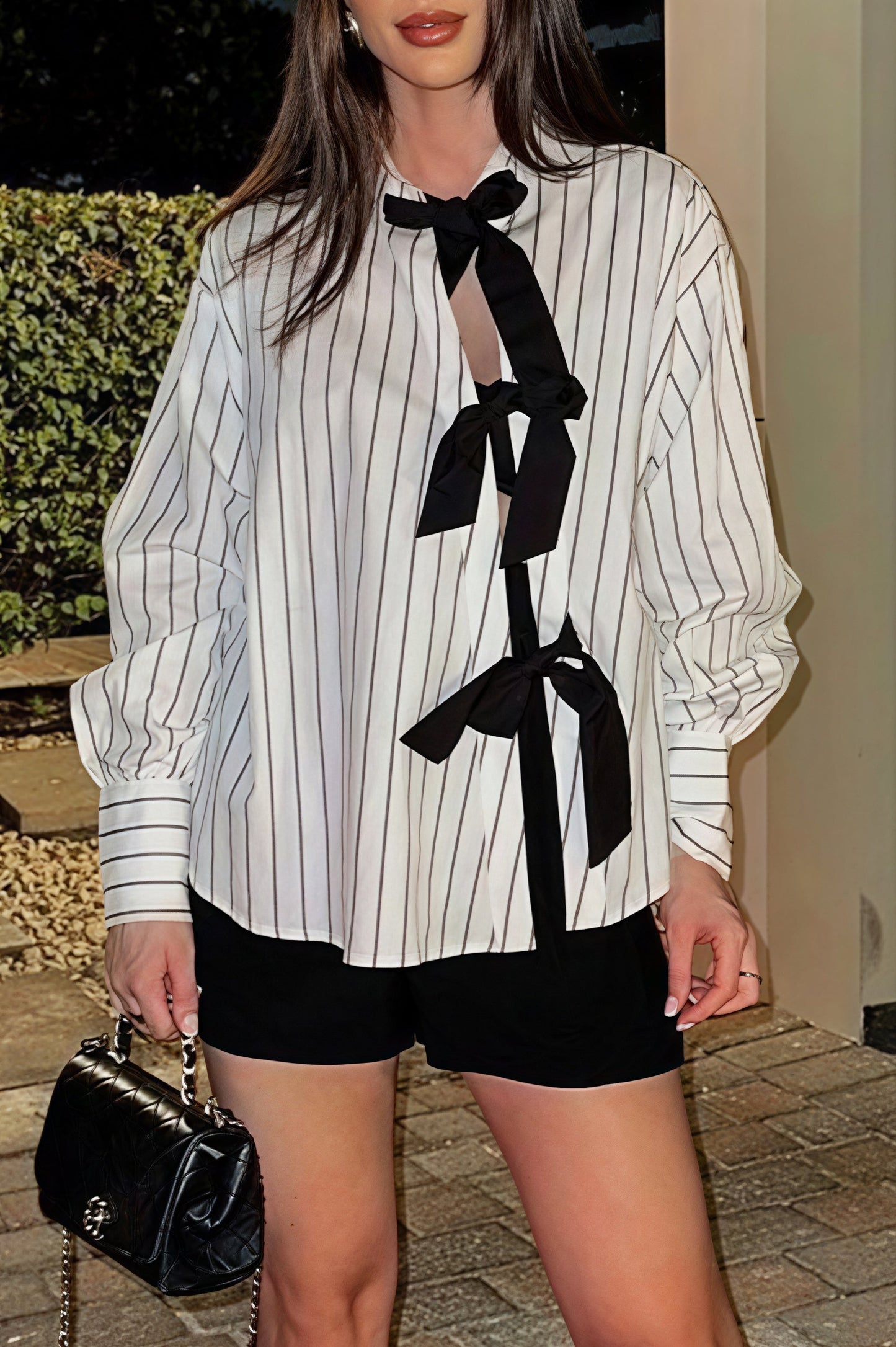 Blusa de manga larga con cuello a rayas y pajarita