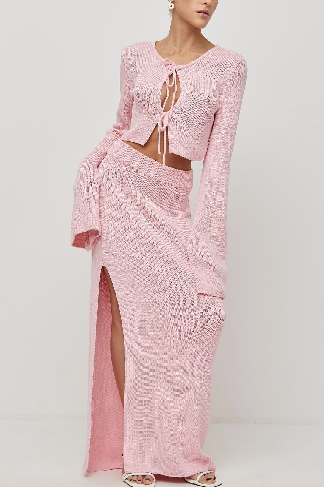 Vestido de dos piezas de cárdigan y vestido sin mangas con mangas acampanadas