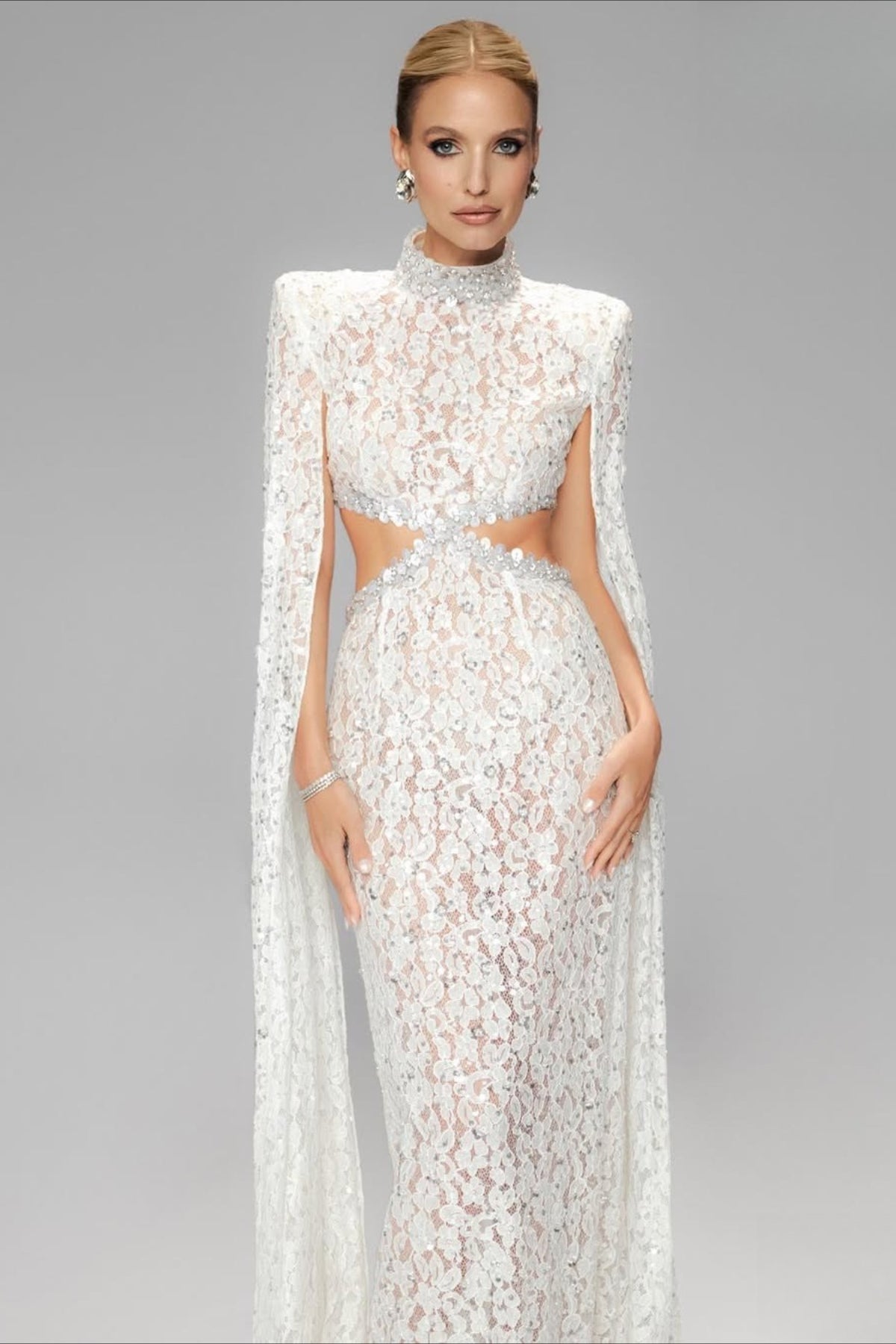 Vestido de recepción entallado con capa, encaje, cuentas y lentejuelas