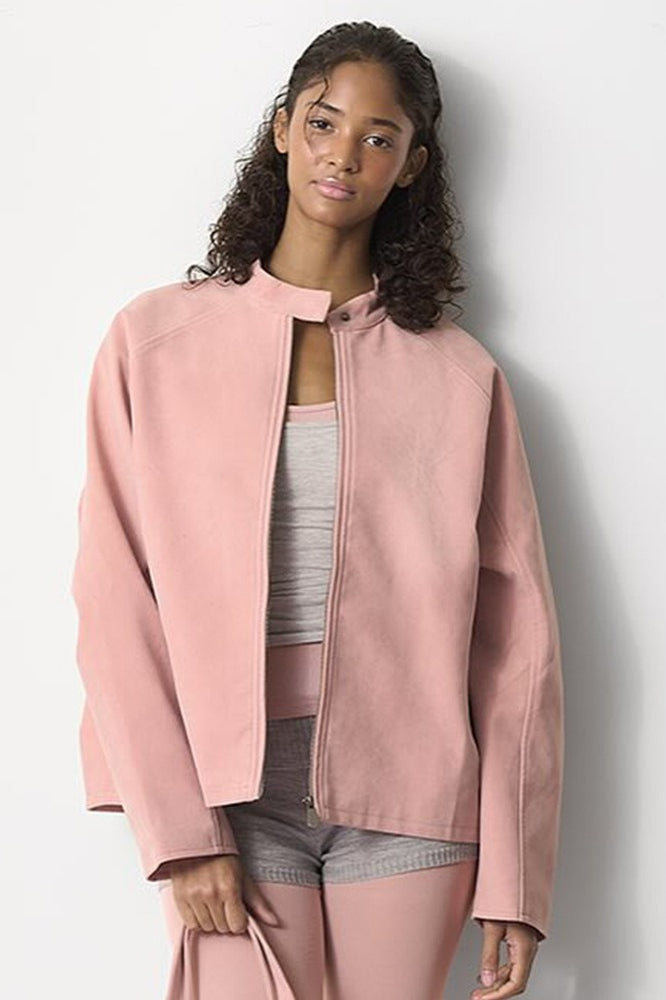 Chaqueta minimalista de ante con cuello alto