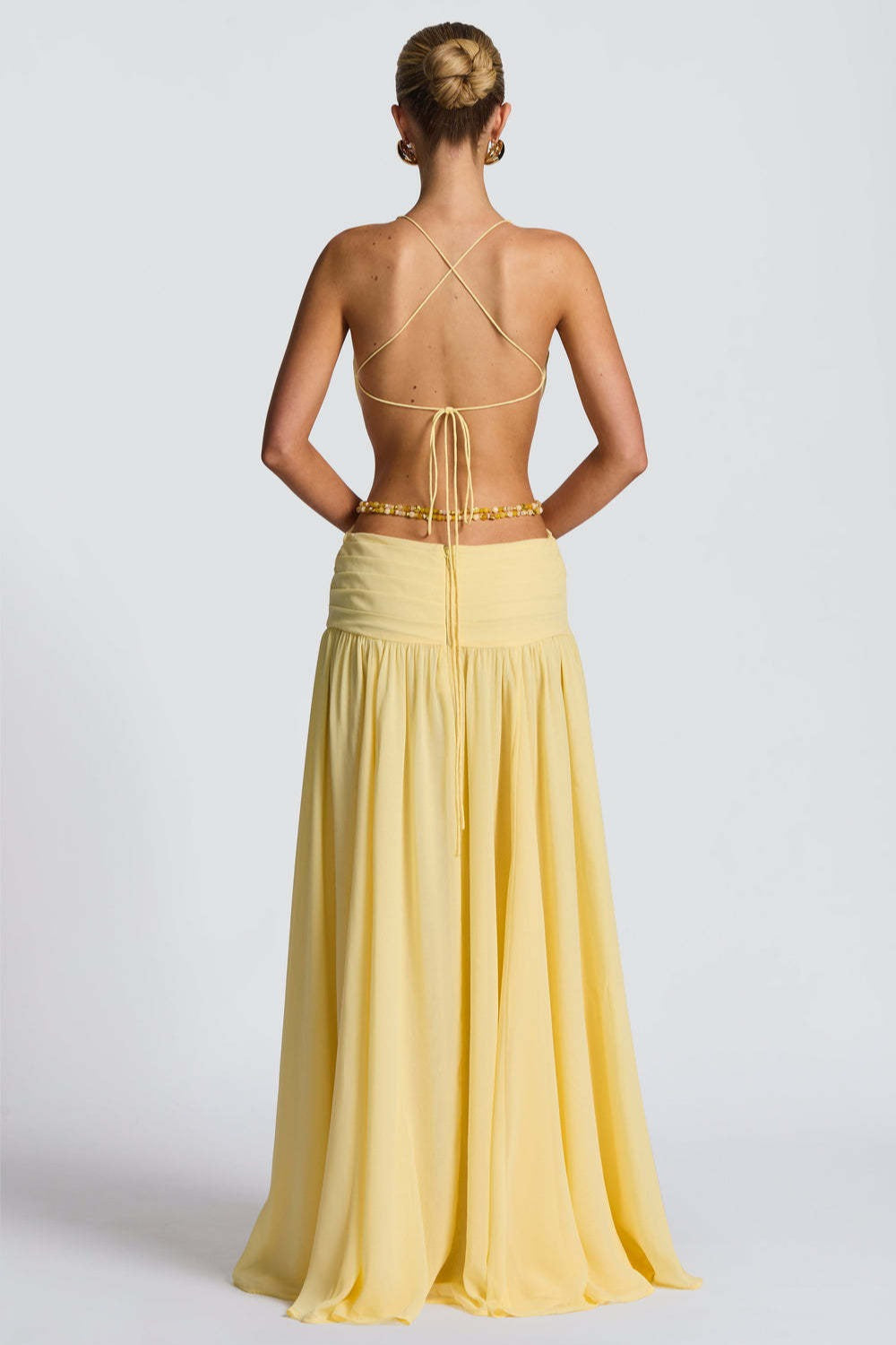 Vestido largo con cuello halter, escote pronunciado, espalda descubierta y abertura alta