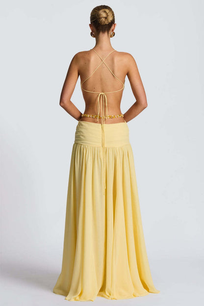 Vestido largo con cuello halter, escote pronunciado, espalda descubierta y abertura alta