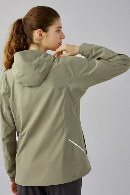 Chaqueta con capucha cortavientos con forro polar