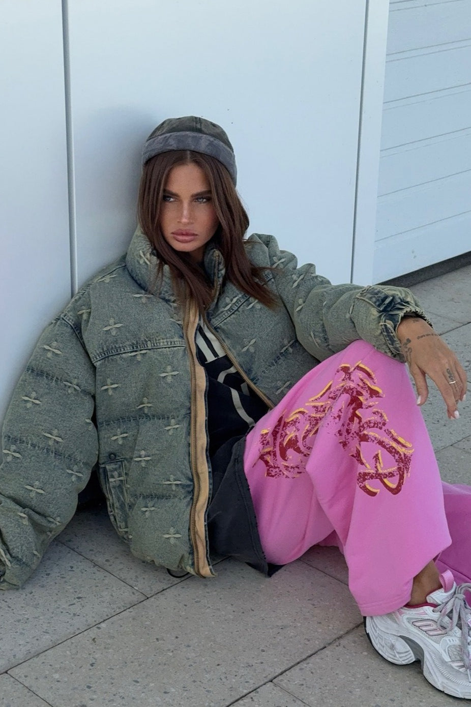 Chaqueta acolchada con bordado de cruz y efecto desgastado vintage