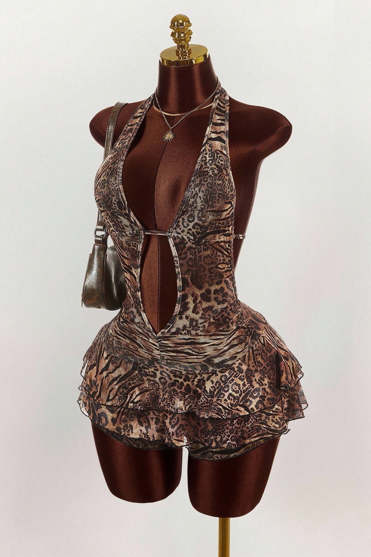 Minivestido sexy con estampado de leopardo, cuello halter y volantes escalonados