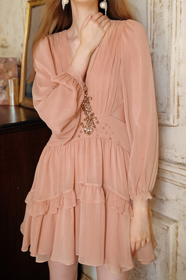 Elegante minivestido de chifón con cuello en V profundo, aberturas en la cintura y pedrería