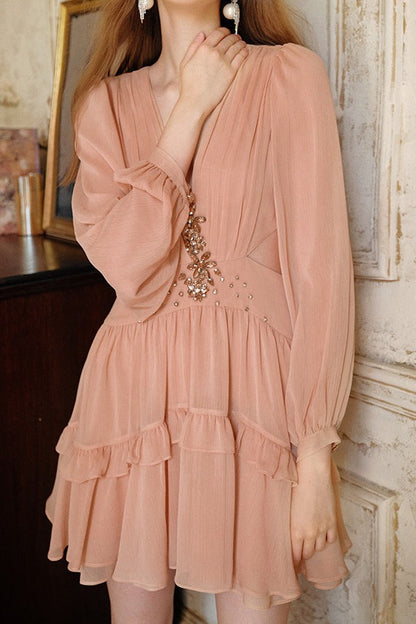 Elegante minivestido de chifón con cuello en V profundo, aberturas en la cintura y pedrería