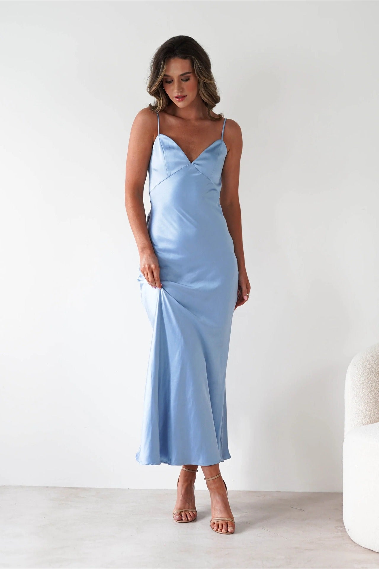 Vestido de fiesta sin espalda con lazo de satén