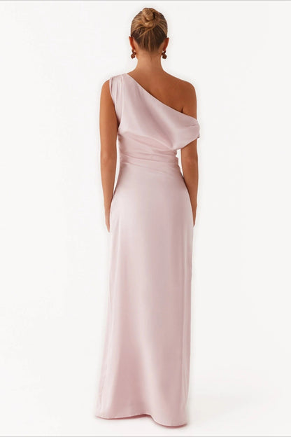 Vestido formal de cuello asimétrico liso