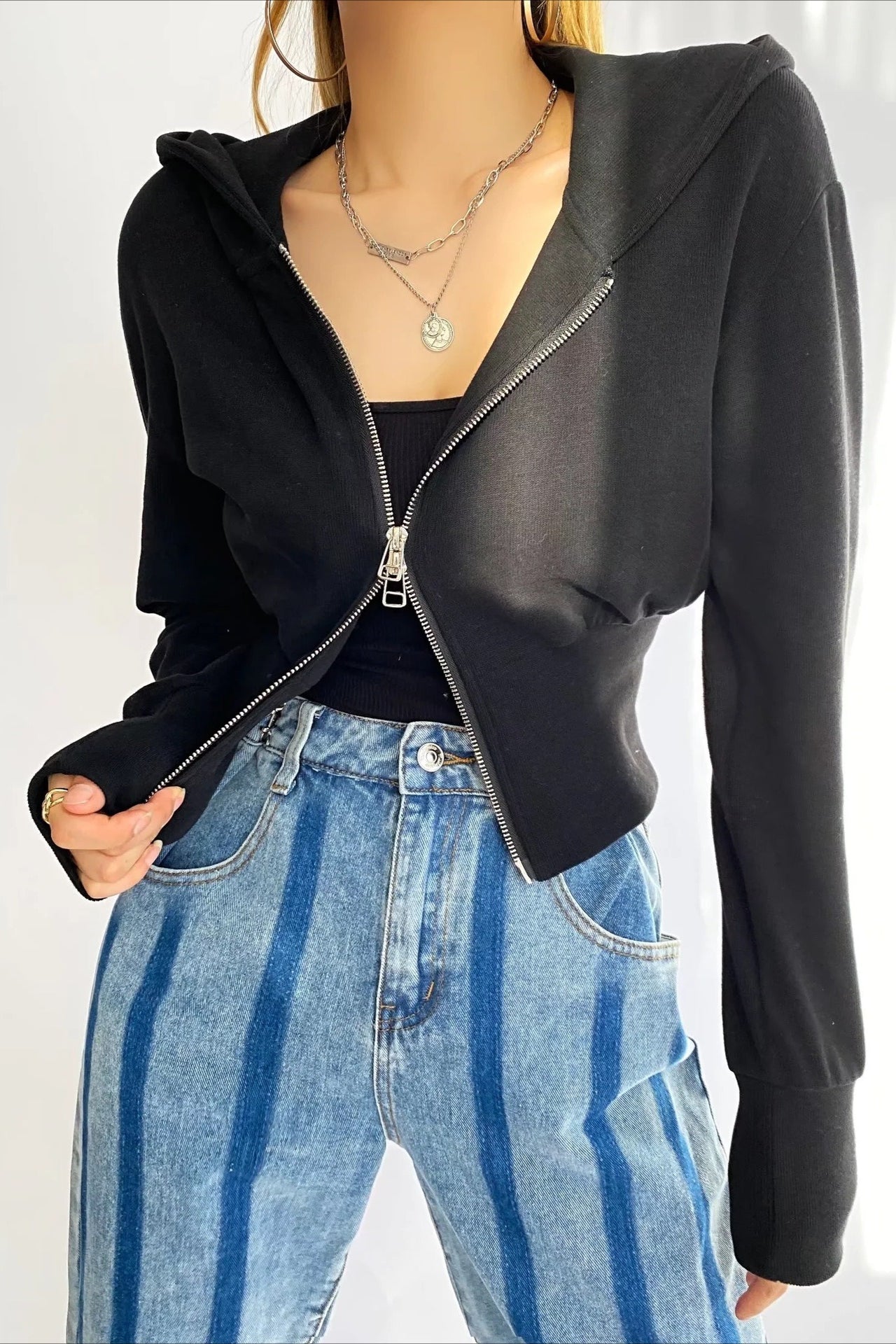 Sudadera con capucha corta, doble cremallera y corte ajustado