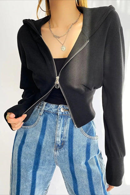 Sudadera con capucha corta, doble cremallera y corte ajustado