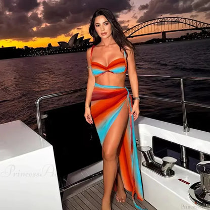 Conjunto de bikini degradado con falda larga, traje de baño de tres piezas