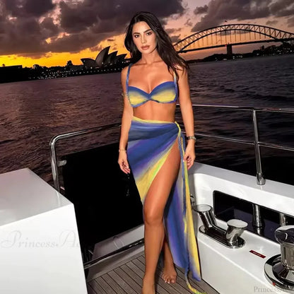 Conjunto de bikini degradado con falda larga, traje de baño de tres piezas