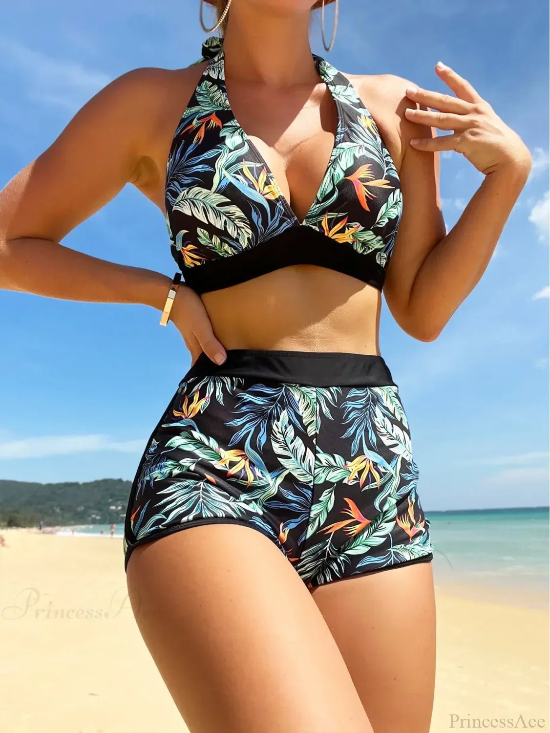 Conjunto de dos piezas de bikini con shorts y top halter estampado