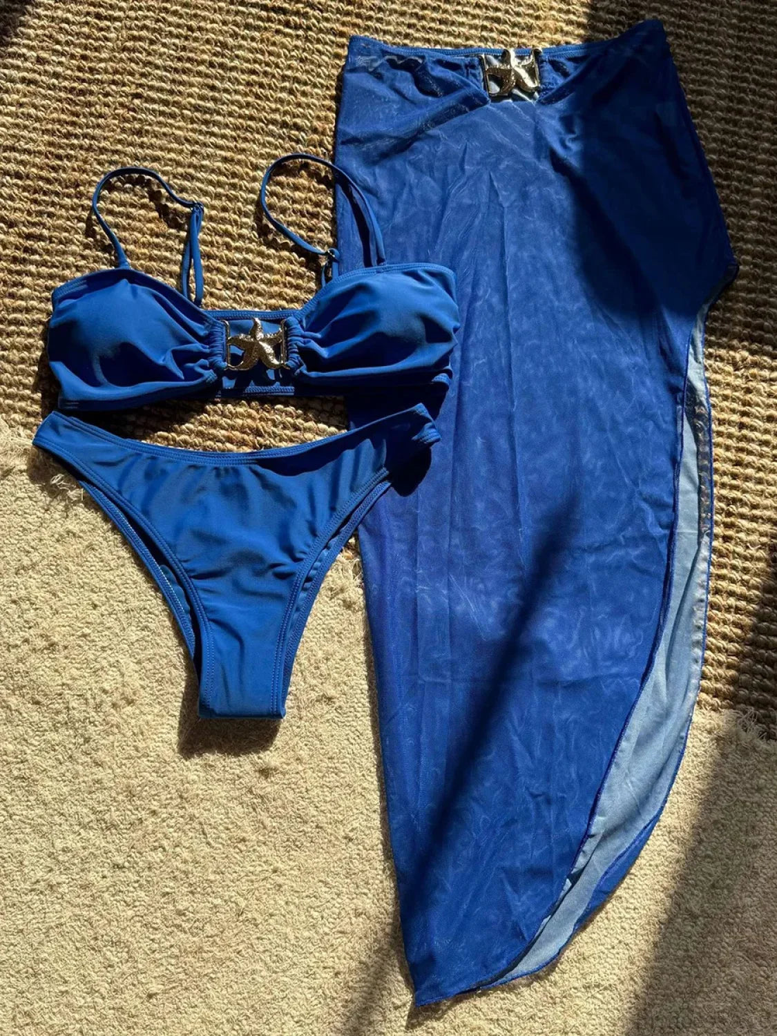 Bikini brasileño de corte alto con falda de malla, traje de baño de tres piezas