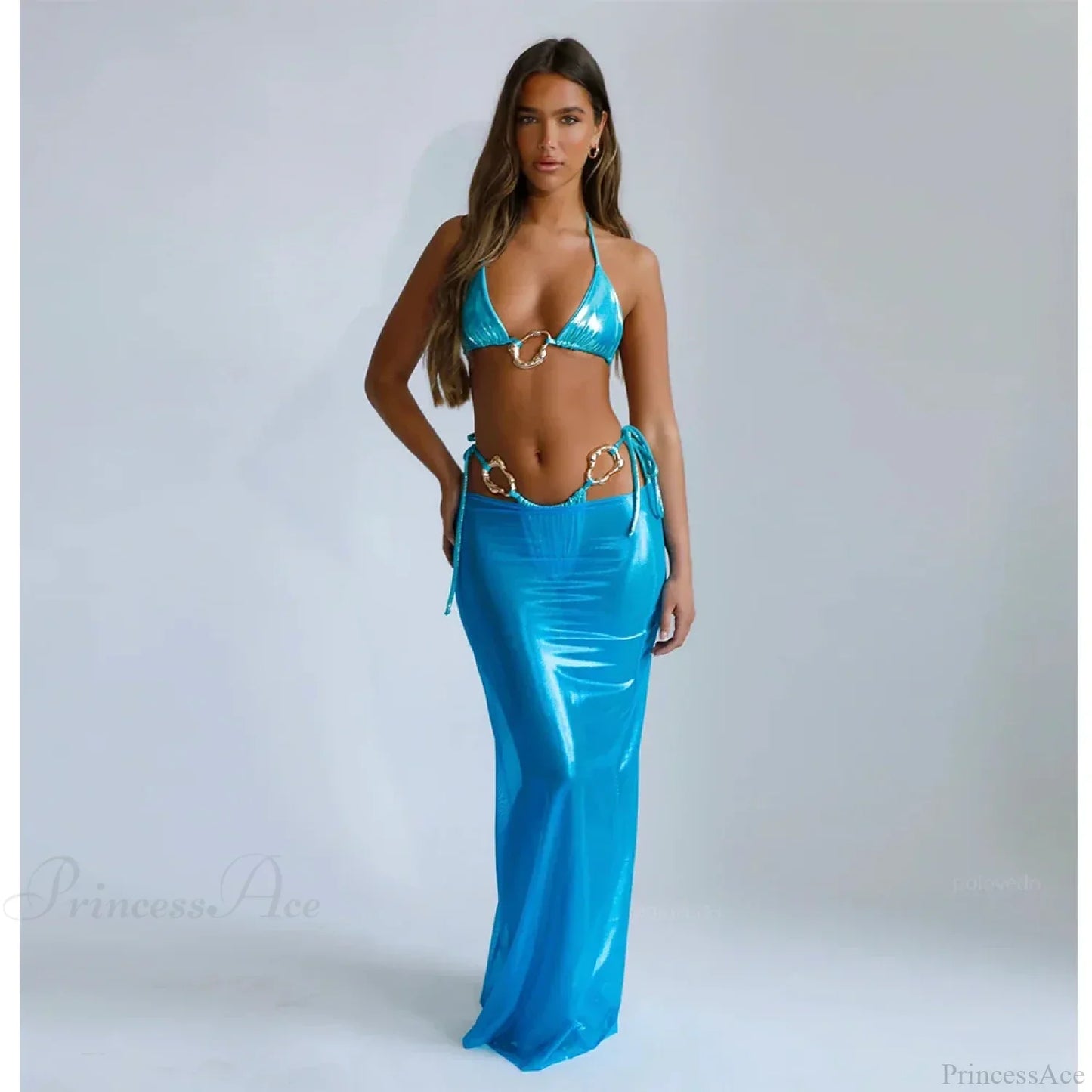 Maxivestido con encaje y bañador de tres piezas