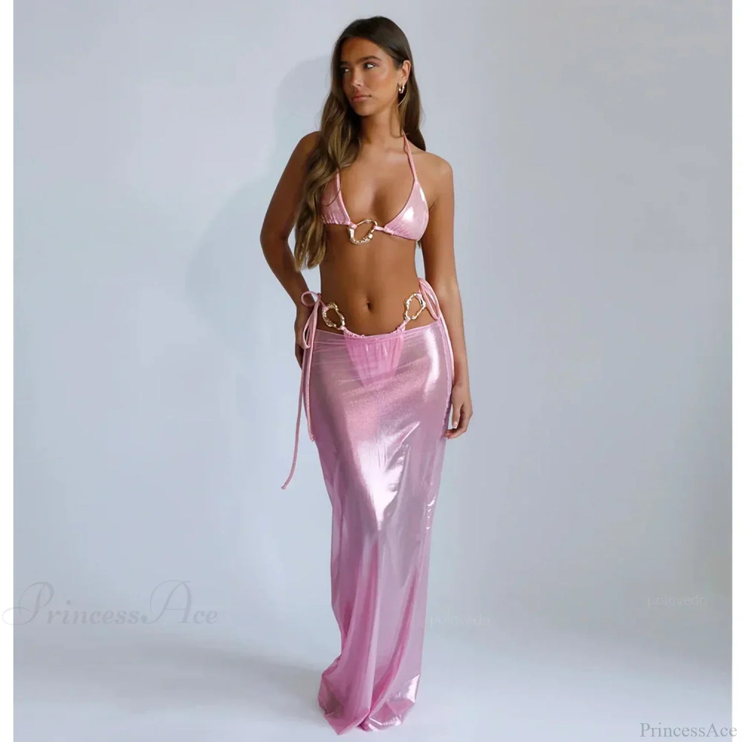 Maxivestido con encaje y bañador de tres piezas