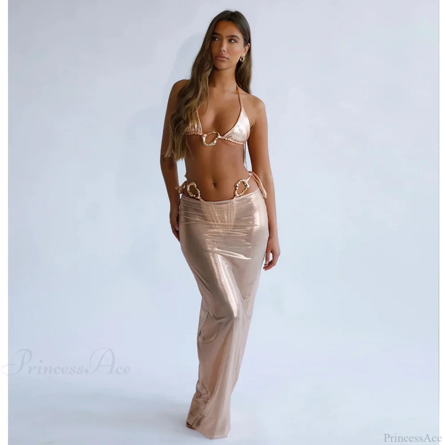 Maxivestido con encaje y bañador de tres piezas