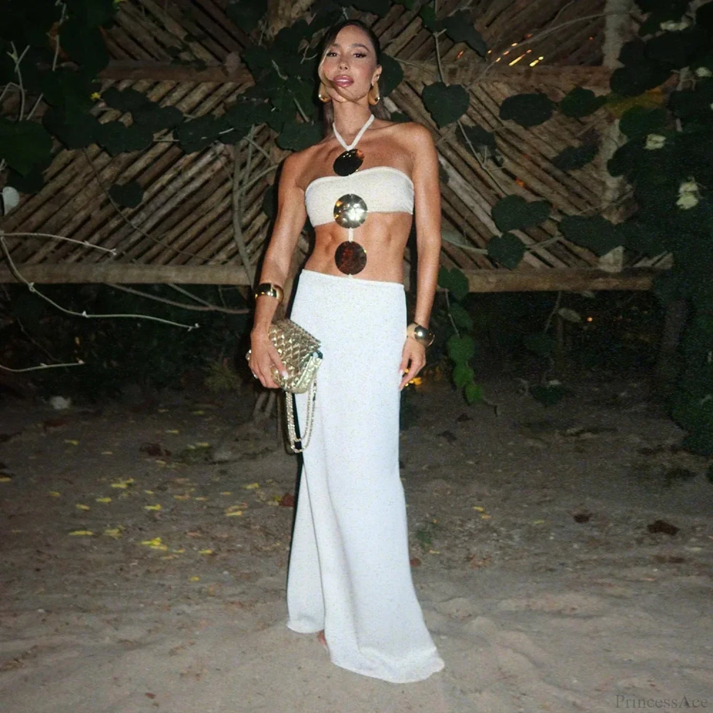 Conjunto de bikini de dos piezas blanco con vestido de malla