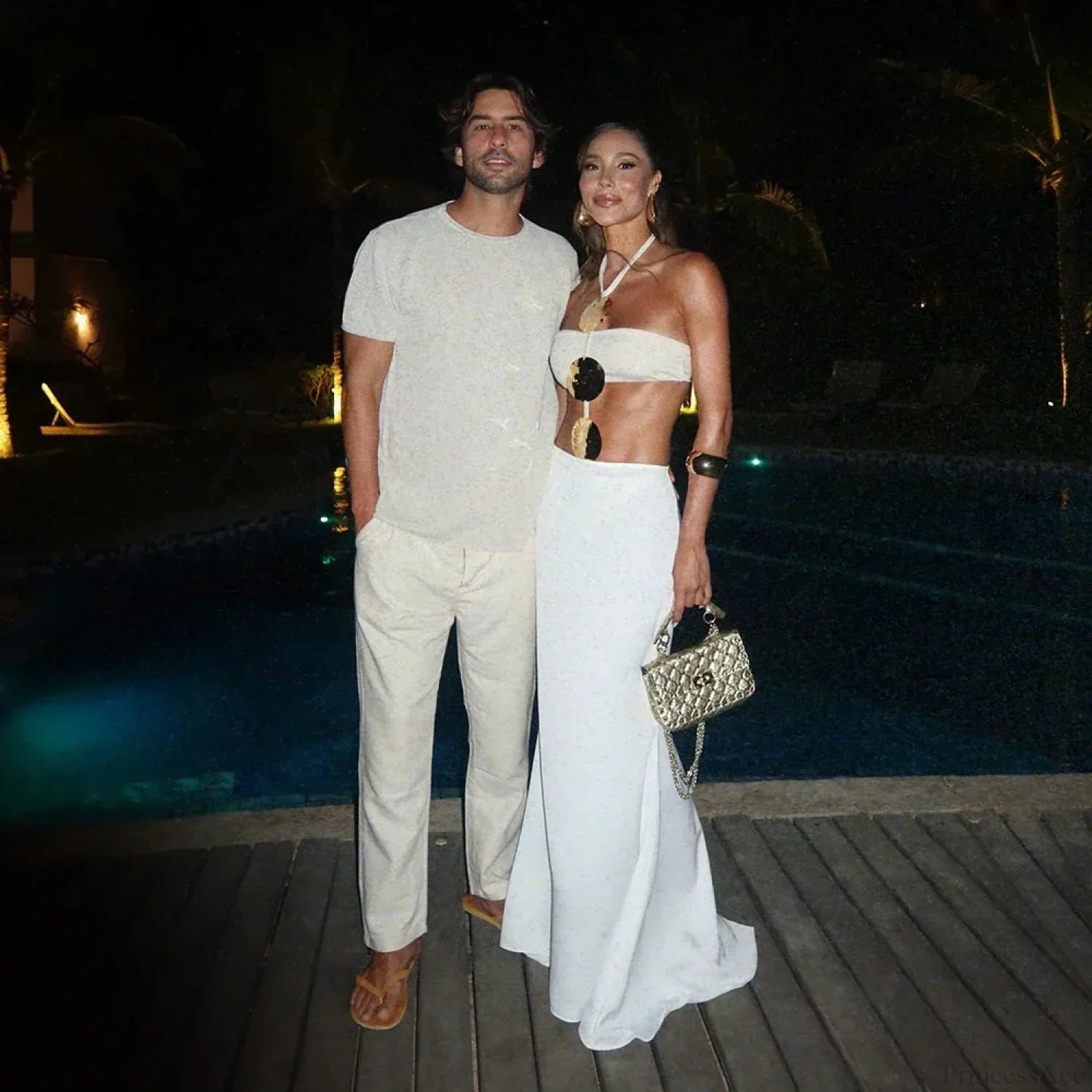 Conjunto de bikini de dos piezas blanco con vestido de malla