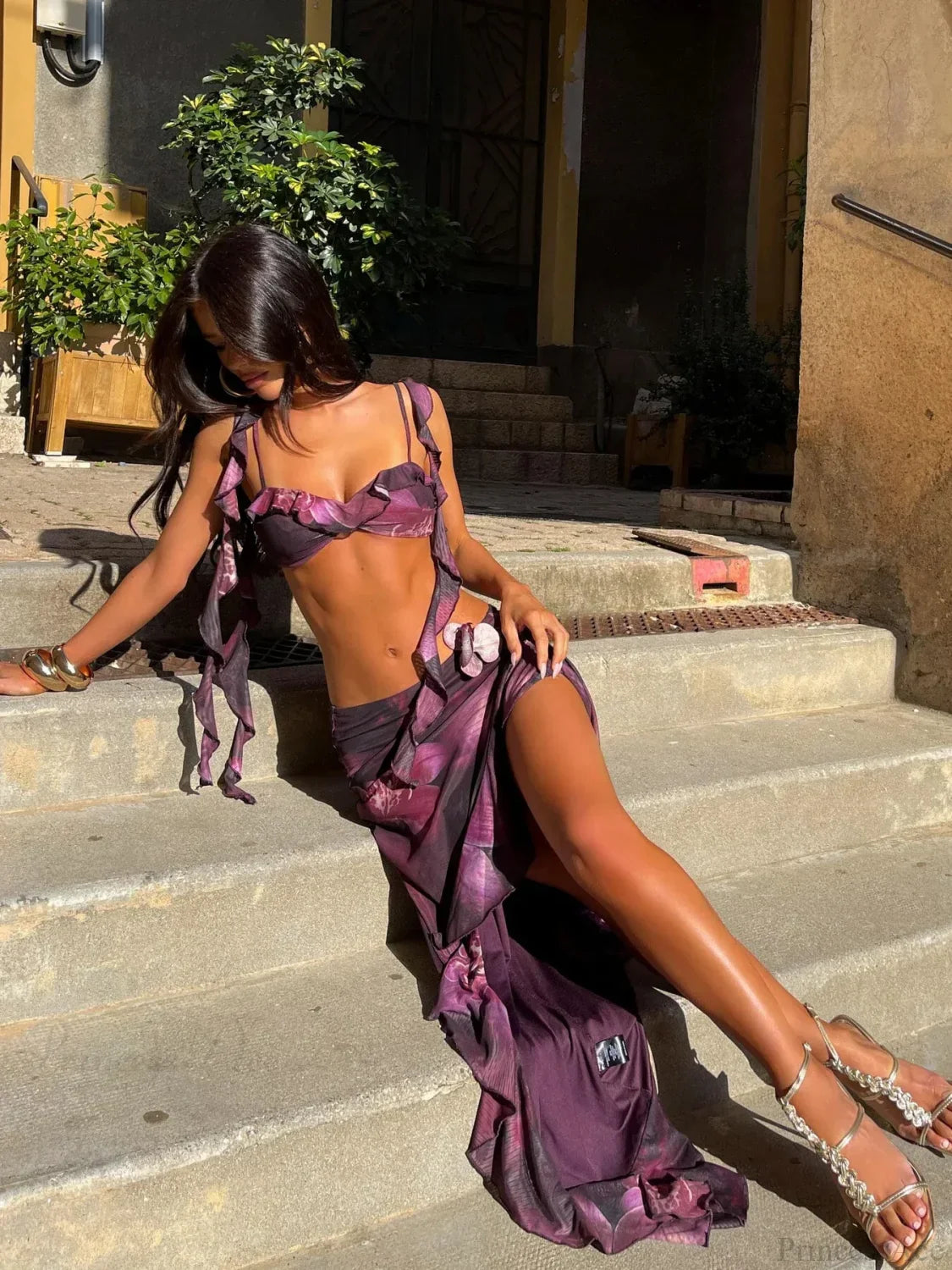 Traje de baño de tres piezas con estampado floral de volantes