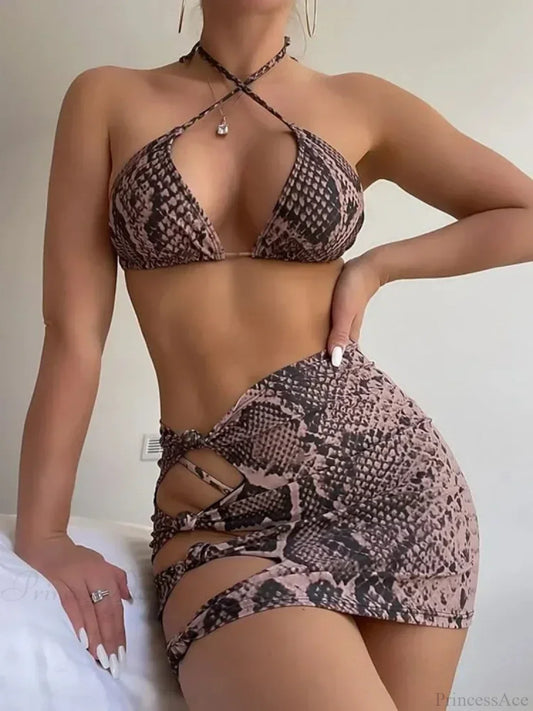 Traje de baño de tres piezas con estampado de piel de serpiente