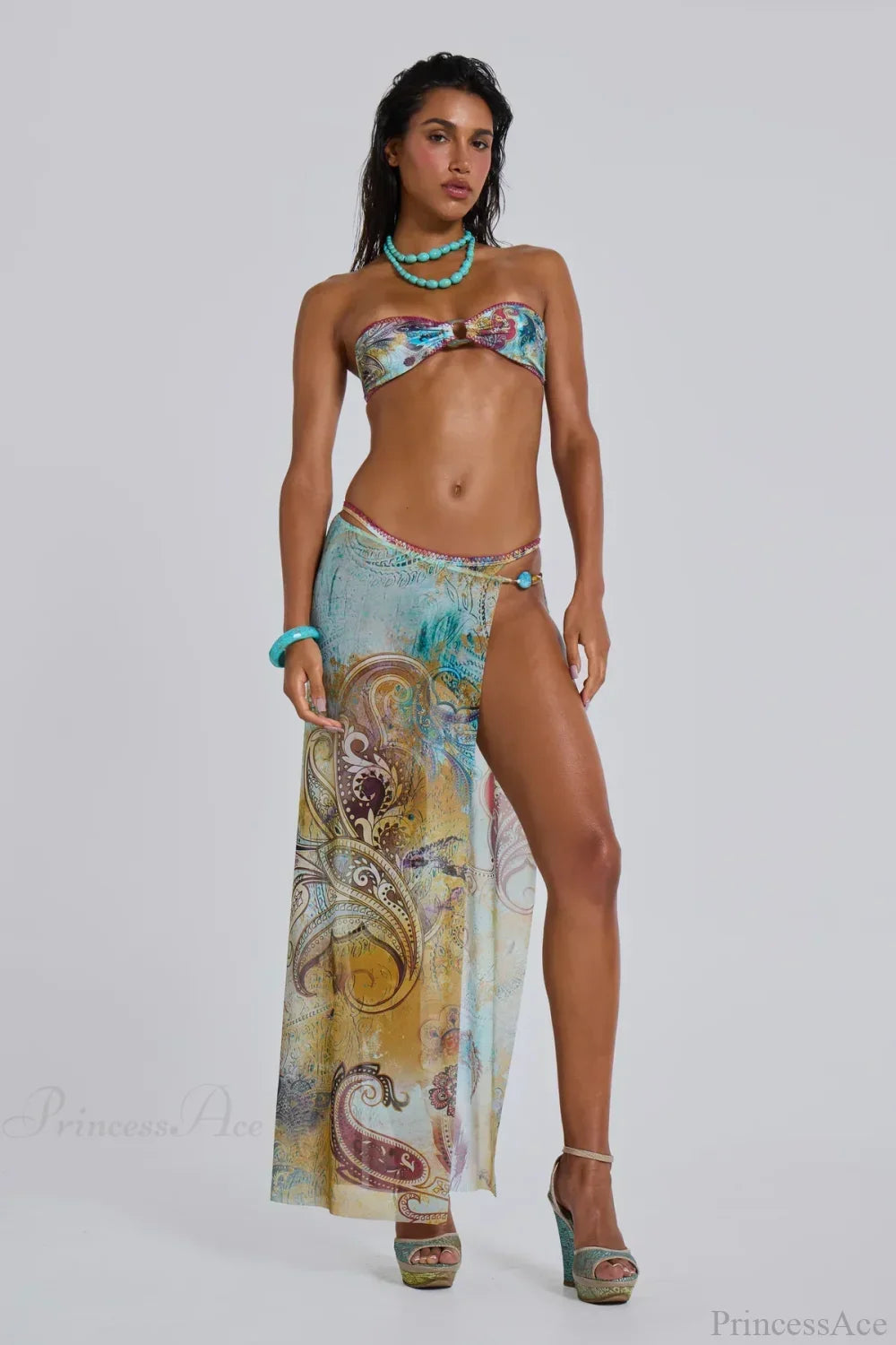 Conjunto de bikini largo estilo playero con falda de flecos