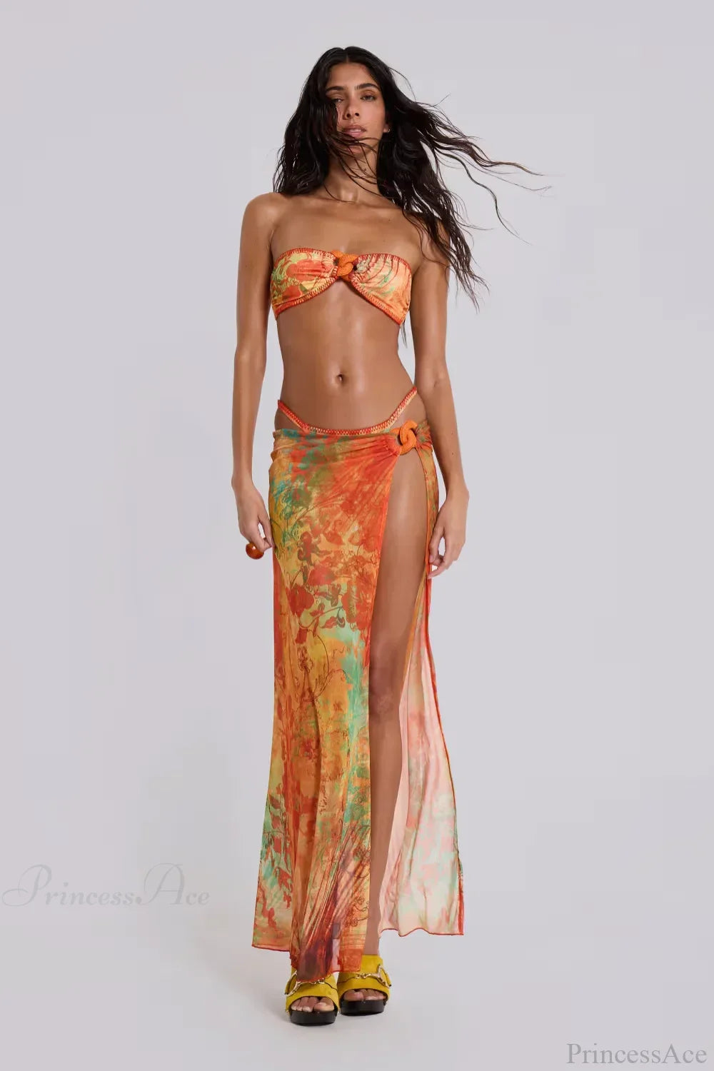 Conjunto de bikini largo estilo playero con falda de flecos