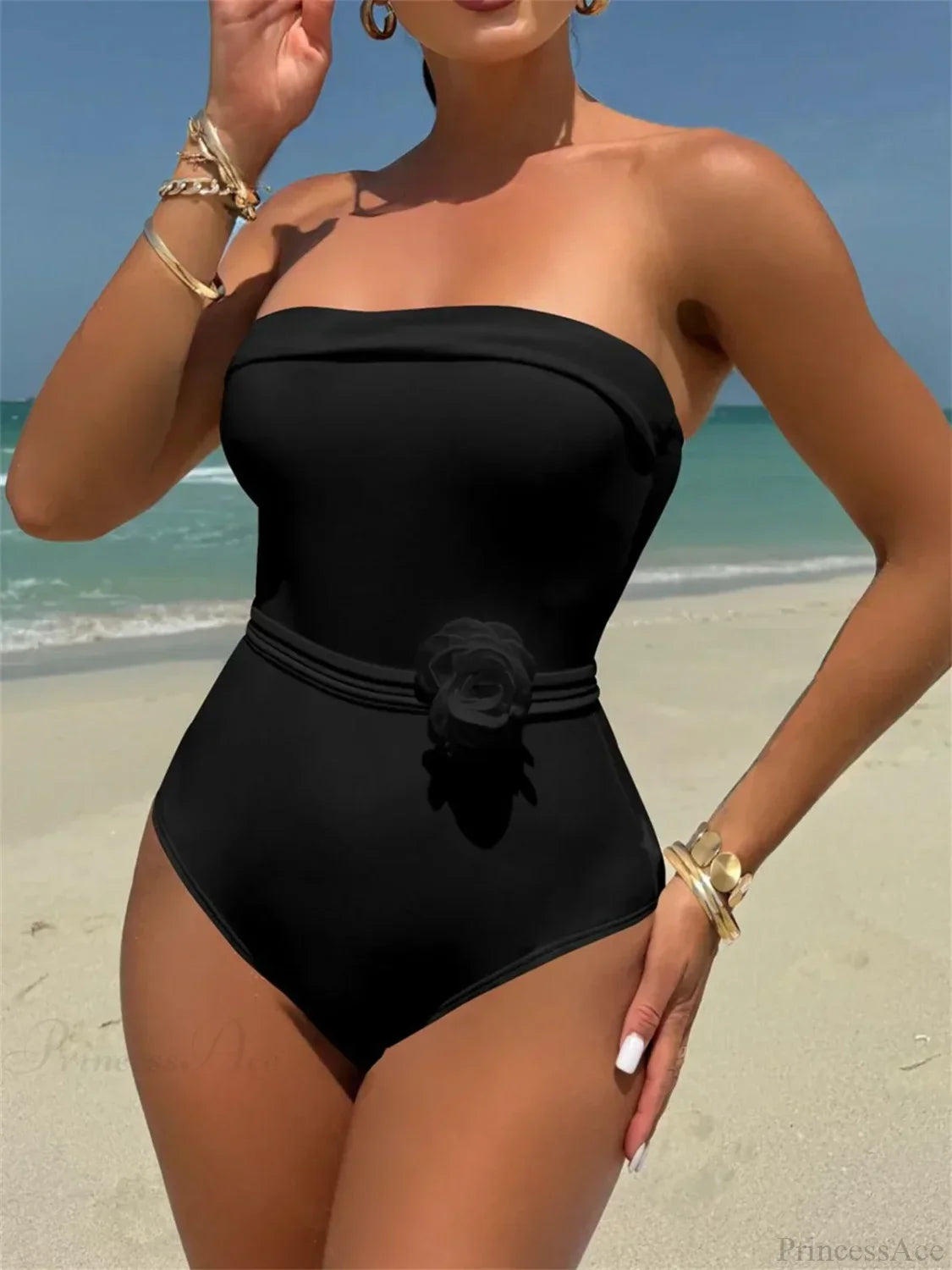 Traje de baño de una pieza con flor 3D blanca y negra