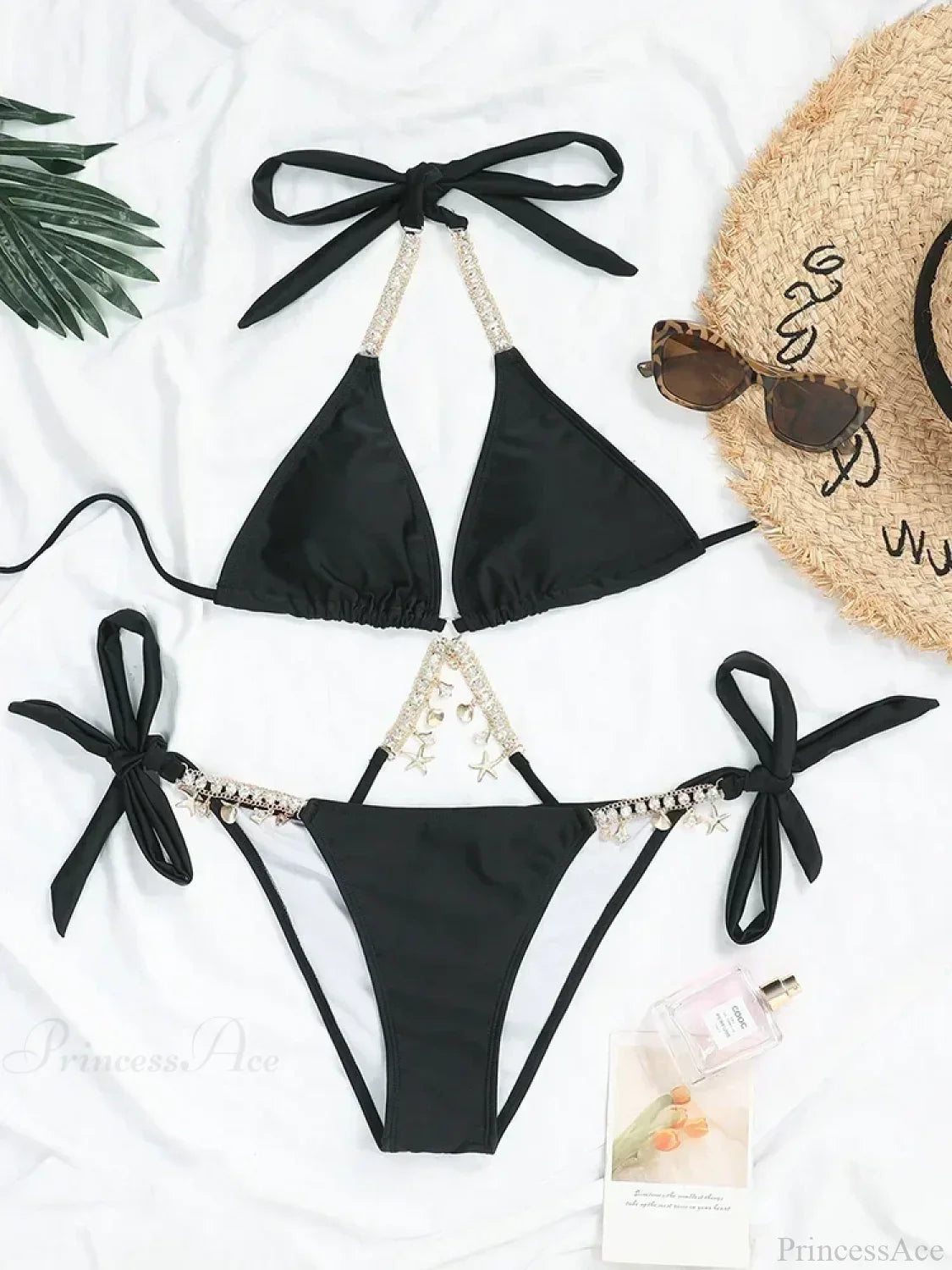 Conjunto de bikini con cadenas metálicas envolventes