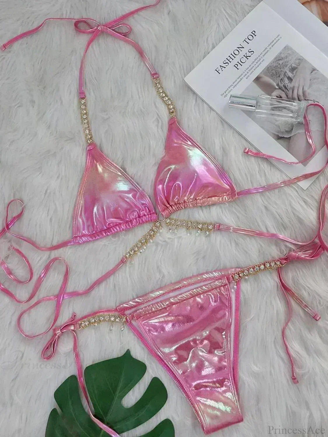 Conjunto de bikini con cadenas metálicas envolventes