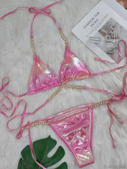 Conjunto de bikini con cadenas metálicas envolventes