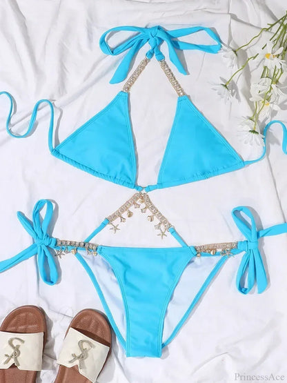 Conjunto de bikini con cadenas metálicas envolventes