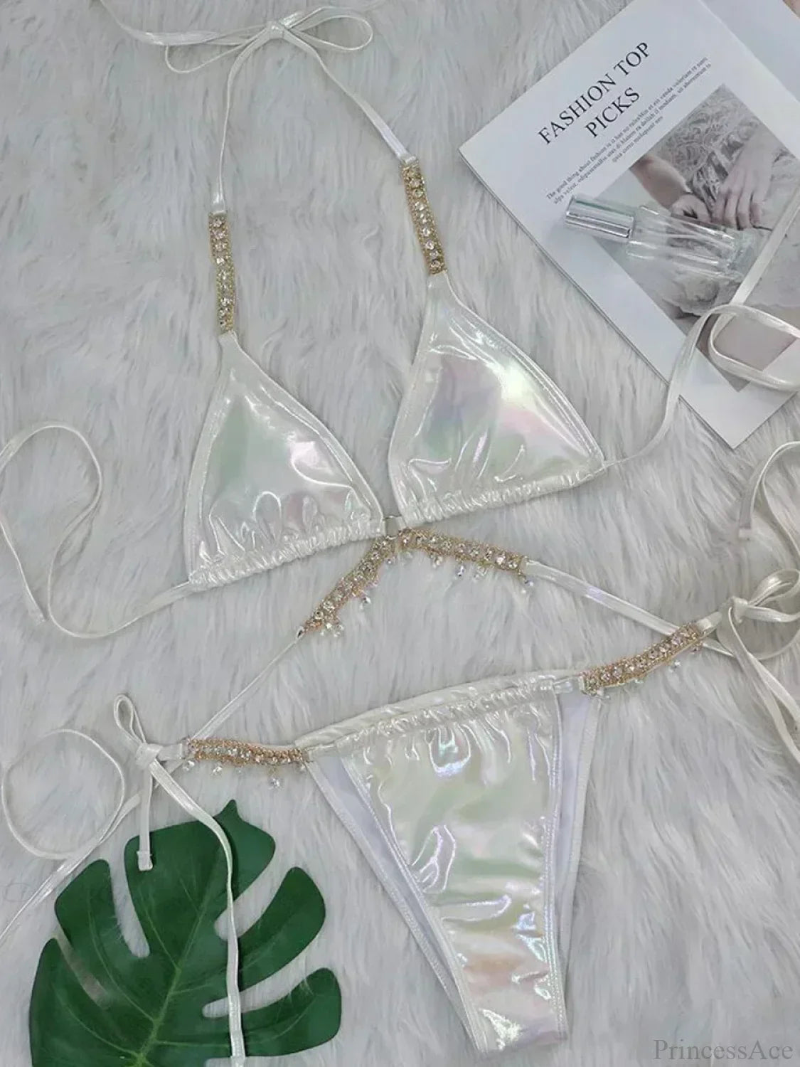 Conjunto de bikini con cadenas metálicas envolventes